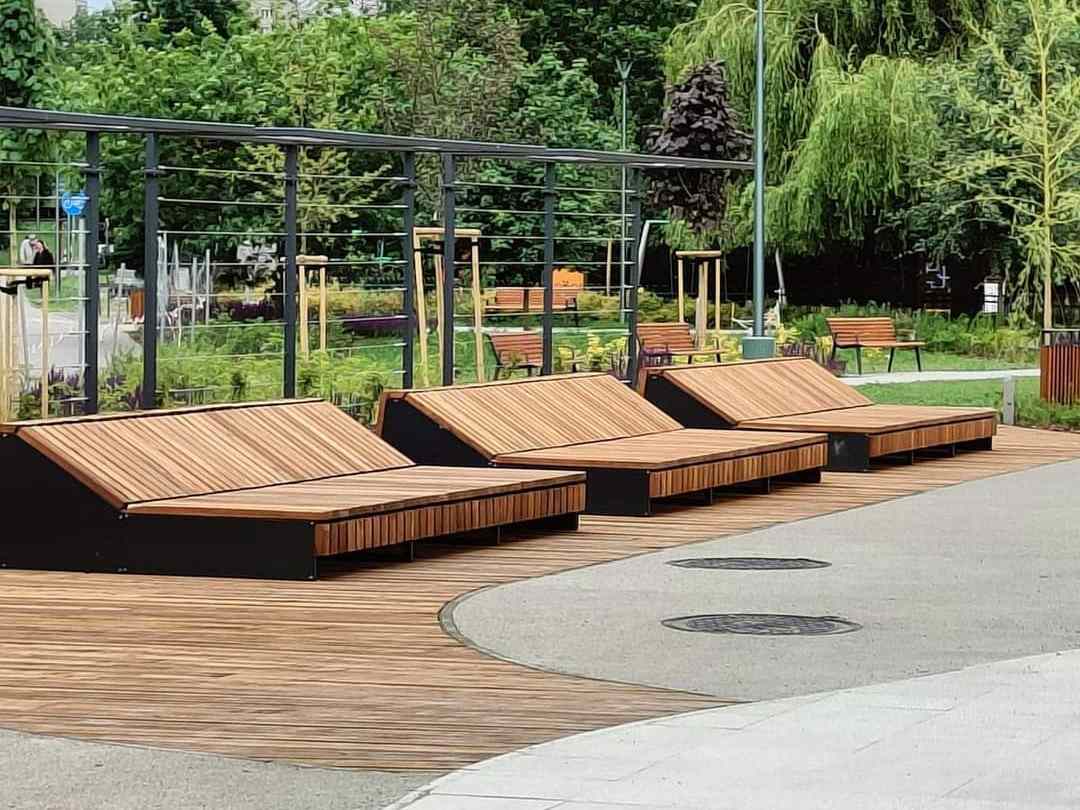 Leżaki w parku wykanen z drewna dla lokalnej społeczności